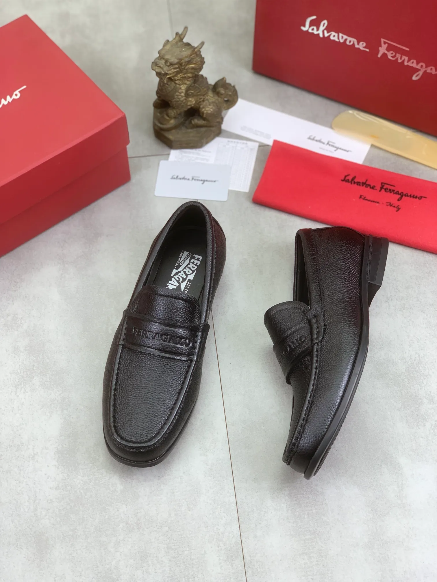 Men's Men's Shoes 💰P460💰[New Style] Water-dyed Niuli 🆘[Salvatore Ferragamo] Ferragamo's latest casual business leather shoes for men! Available at counters simultaneously! The fabric is made of specially imported original calfskin, and the interior is made of imported water-dyed cowhide. It is absolutely luxurious and leads the fashion trend. Matching code: 38-45; 3⃣️ colors available